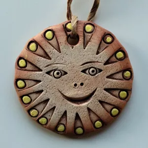 Sluníčko keramické na zavěšení ručně modelované 5,5cm.