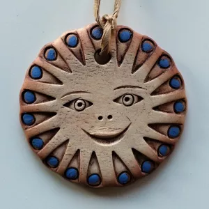 Sluníčko keramické na zavěšení ručně modelované 5,5cm.