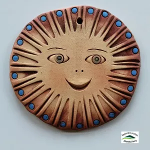 Sluníčko keramické na zavěšení ručně modelované 13cm.