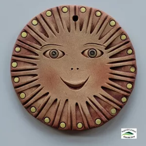 Sluníčko keramické na zavěšení ručně modelované 13cm.