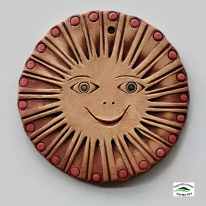 Sluníčko keramické na zavěšení ručně modelované 15cm.