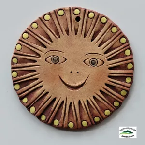 Sluníčko keramické na zavěšení ručně modelované 15cm.